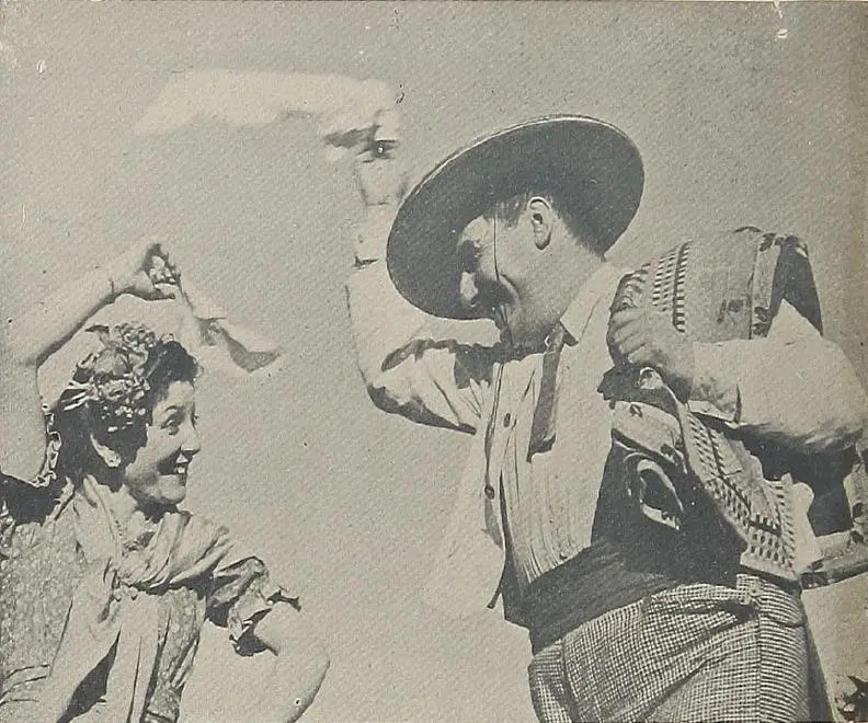 Fotografía en blanco y negro de 1942 de un hombre con chupalla y una mujer bailando cueca.